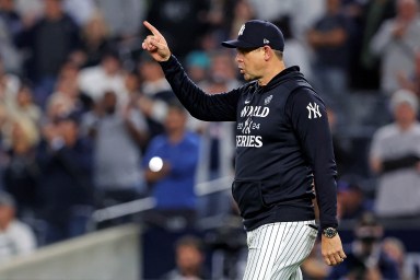 Aaron Boone of Yankees making call to bullpen