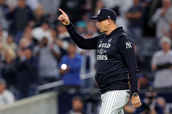 Aaron Boone of Yankees making call to bullpen