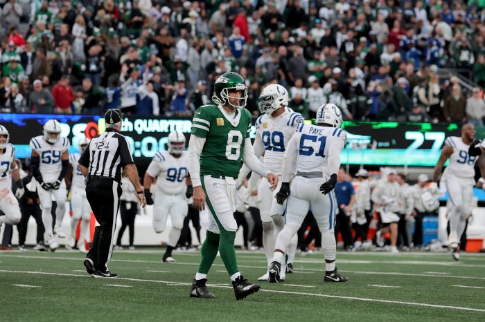 Aaron Rodgers walks off field Jets lose Colts