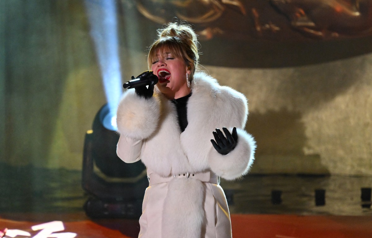 Kelly Clarkson singing at Rockefeller Center tree lighting