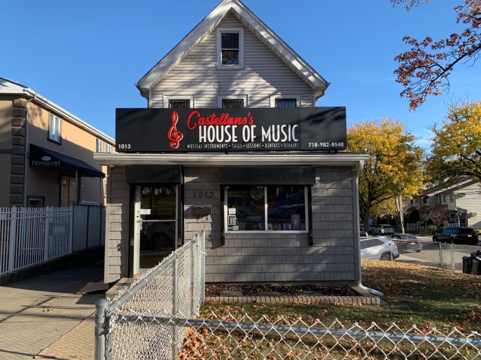 outside view of a detached house that is a music store in NYC