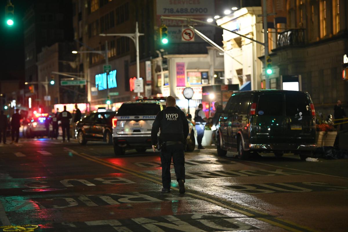 Queens shootout leaves cop wounded, robbery suspect with lengthy rap sheet dead | amNewYork