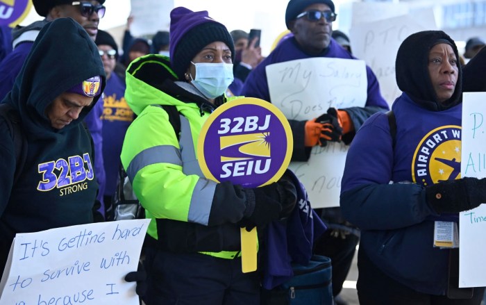 Airport workers rally for better wages