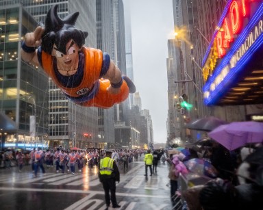 SEE IT: Spectators brave the rain to watch 98th annual Macy’s Thanksgiving Day Parade