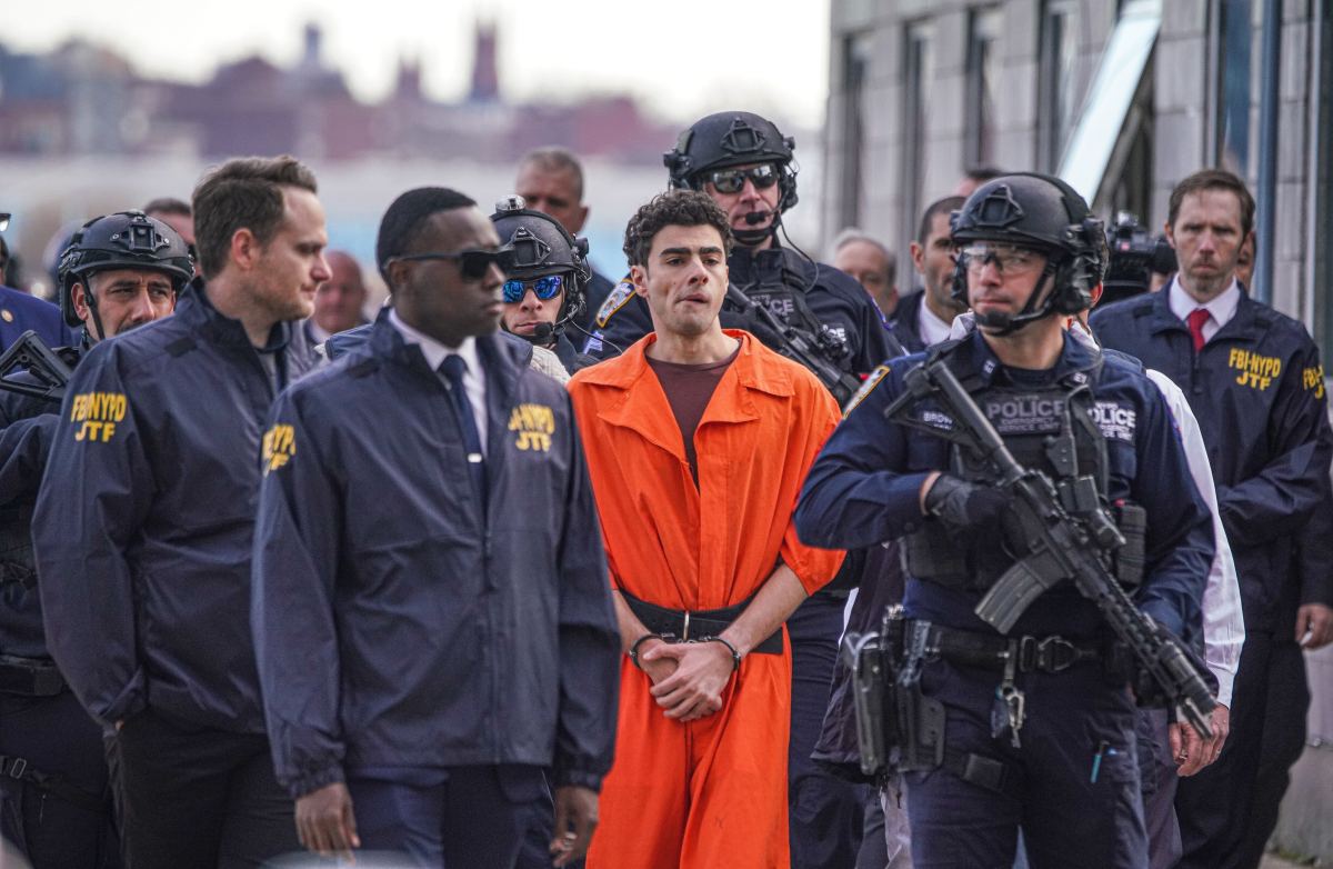 Alleged Midtown assassin Luigi Mangione is surrounded by heavily-armed police and federal agents upon his arrival at the Downtown Manhattan Heliport on Dec. 19, 2024.