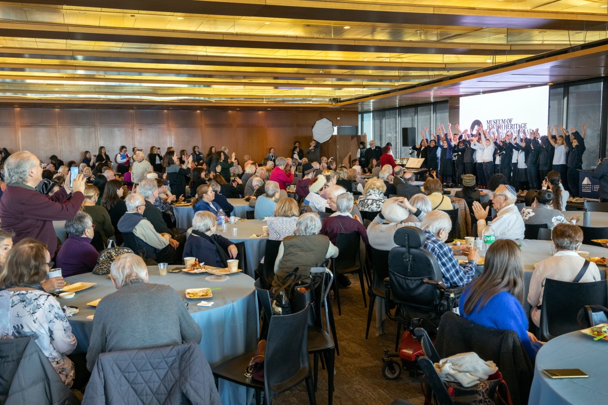 Hundreds at Holocaust Remembrance Day event in Manhattan