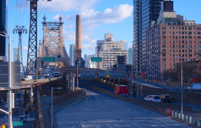 Ed Koch-Queensboro Bridge traffic light during congestion pricing