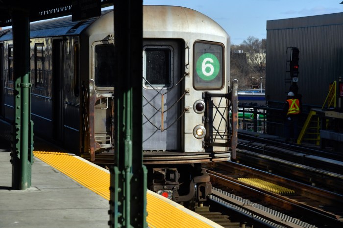 6 train pulling into a Bronx subway station