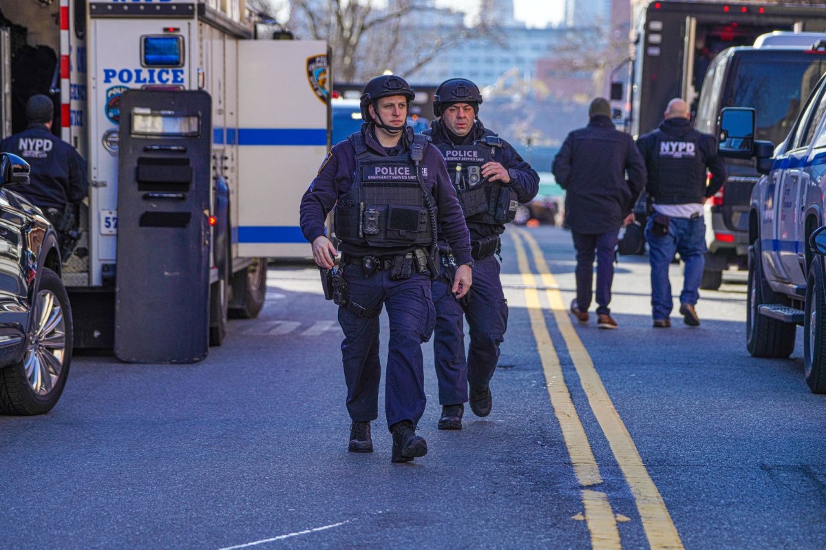 Police respond to cop shot on Lower East Side