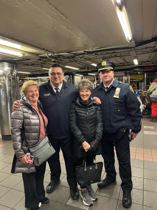 Texas tourists with NYPD chief who helped find bag lost in subway