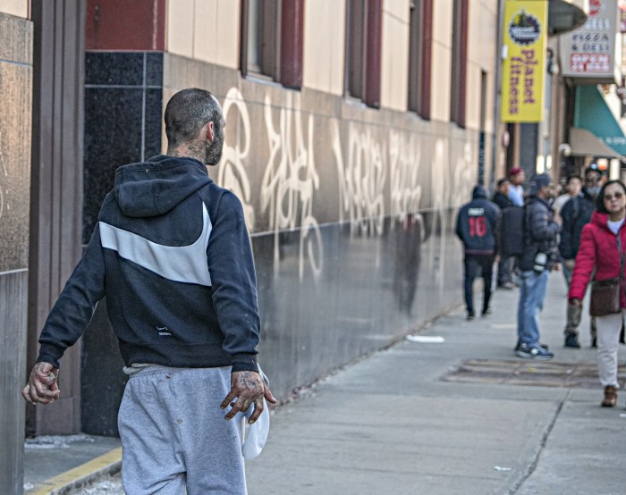 Erratic man walking streets of Manhattan following release from jail