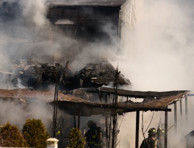 Firefighters battle smoke during Queens fire that left man dead