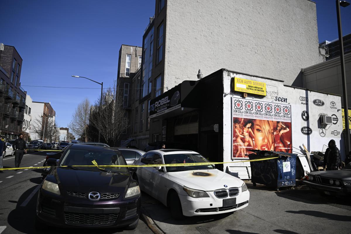 Brooklyn shooting near auto body shop leaves man dead, suspect at large ...